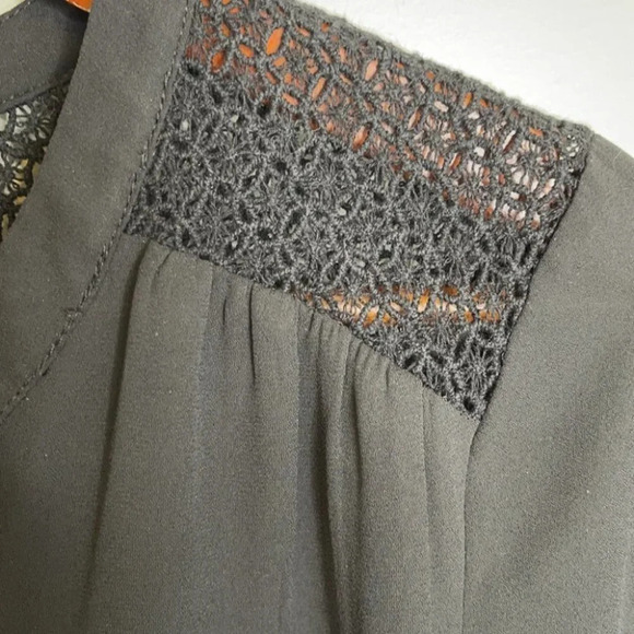 DR2 Lace Shoulder Detail Tunic Blouse Black 1/4 Button Semi Sheer Hi-low Size M - Picture 7 of 13